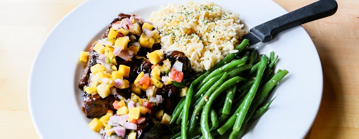 steak with mango salsa, green beans and rice